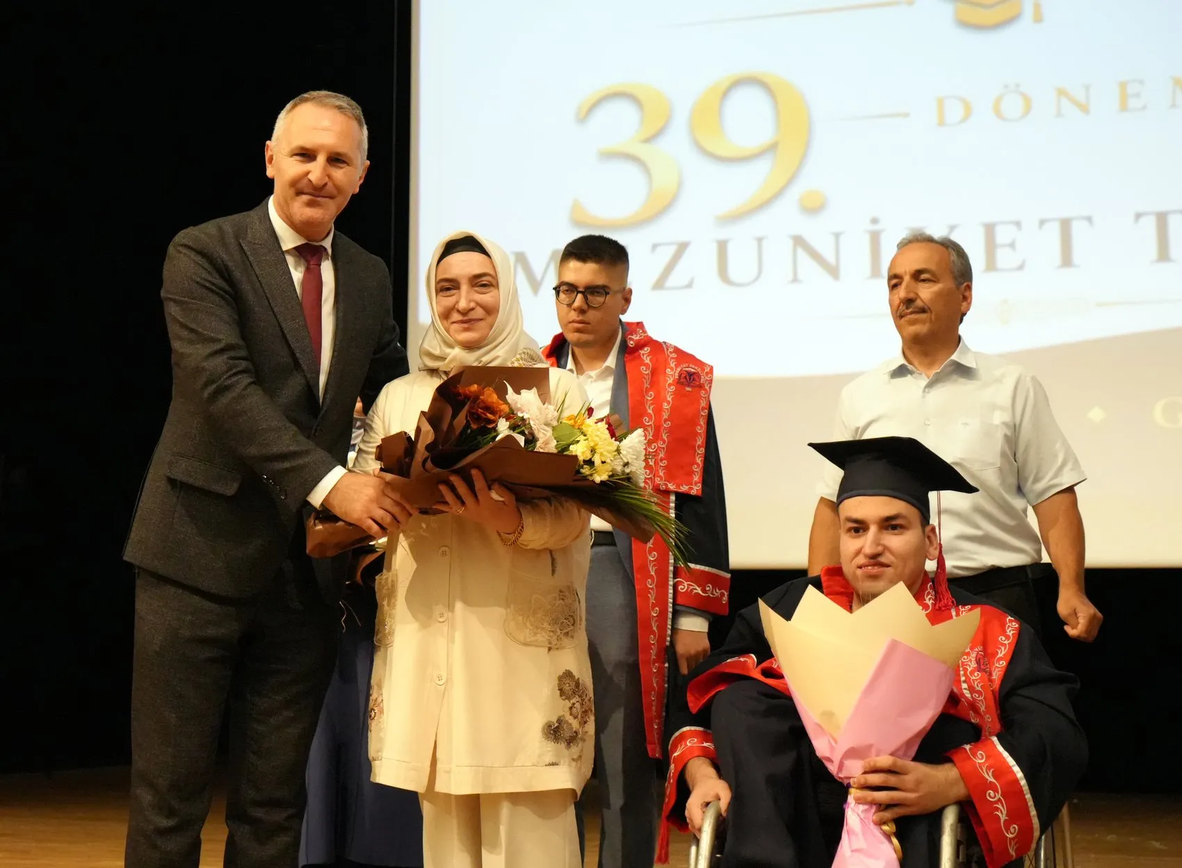 Engelleri Ailesinin Desteğiyle Aştı ve Üniversite Diplomasını Aldı