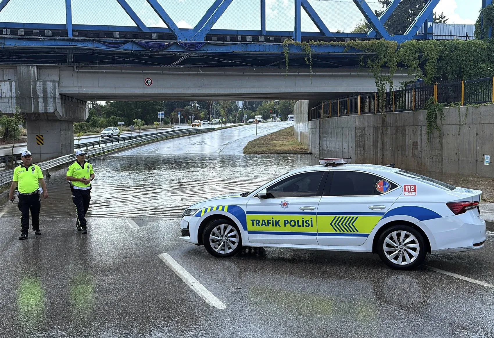 Adana'da aniden bastıran sağanak hayatı felç etti