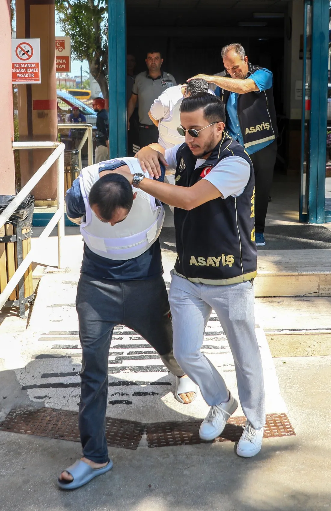 Perukla gelip 13 el ateş etti, silahı denize attı