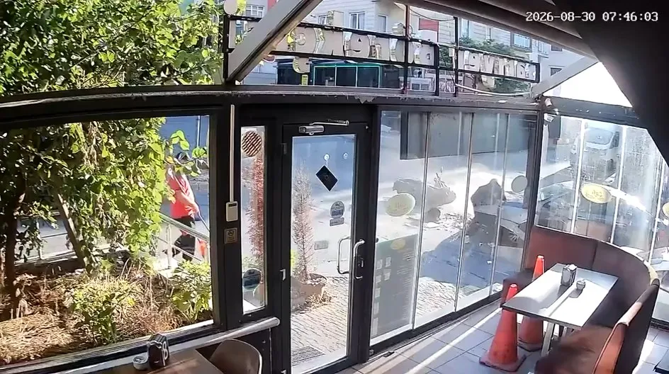 Ümraniye'de sabah trafiğinde korkutan kaza: Çarpışma anı saniye saniye kaydedildi