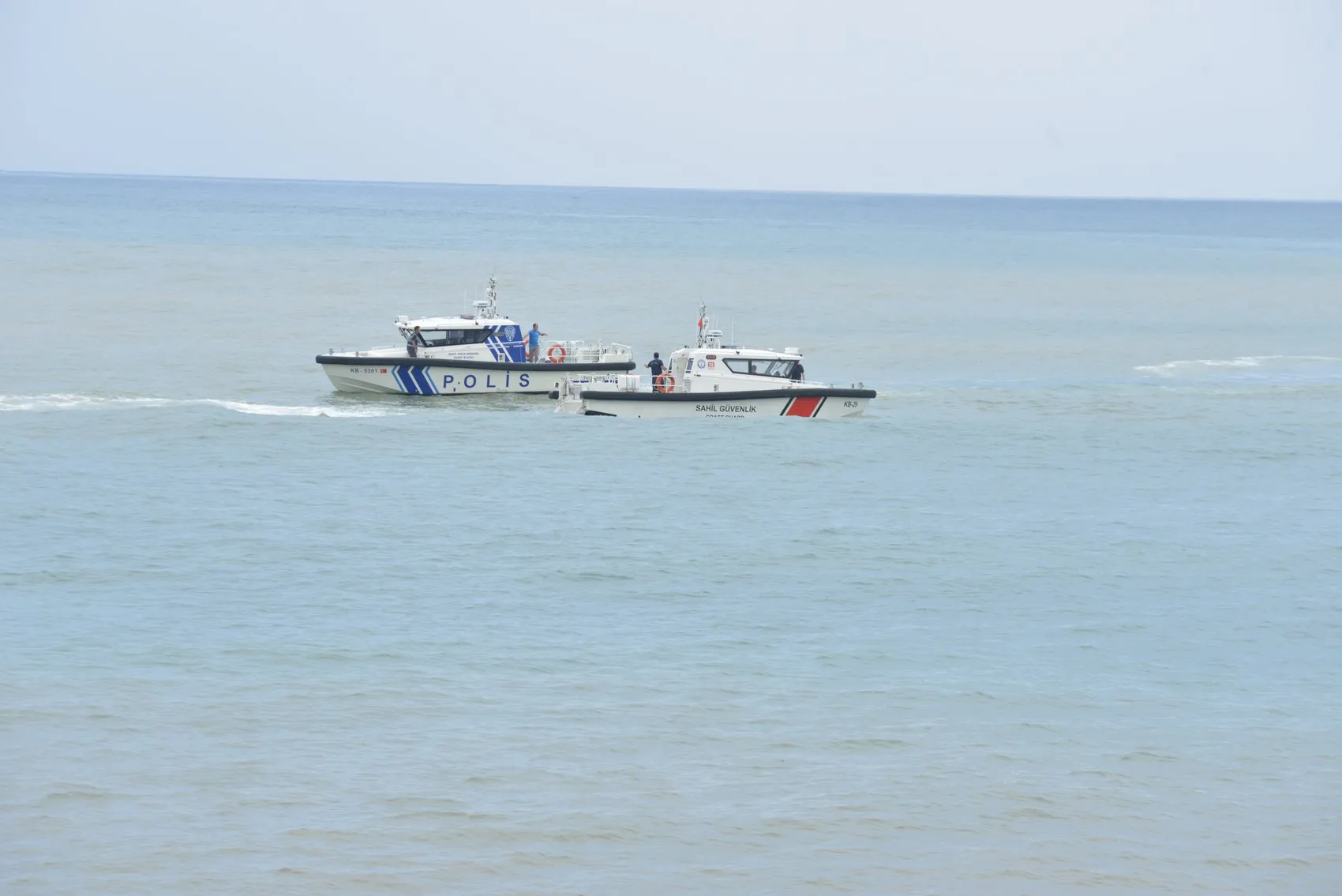 Rize'de iki kardeşi deniz dalgası ayırdı Biri öldü, diğeri aranıyor