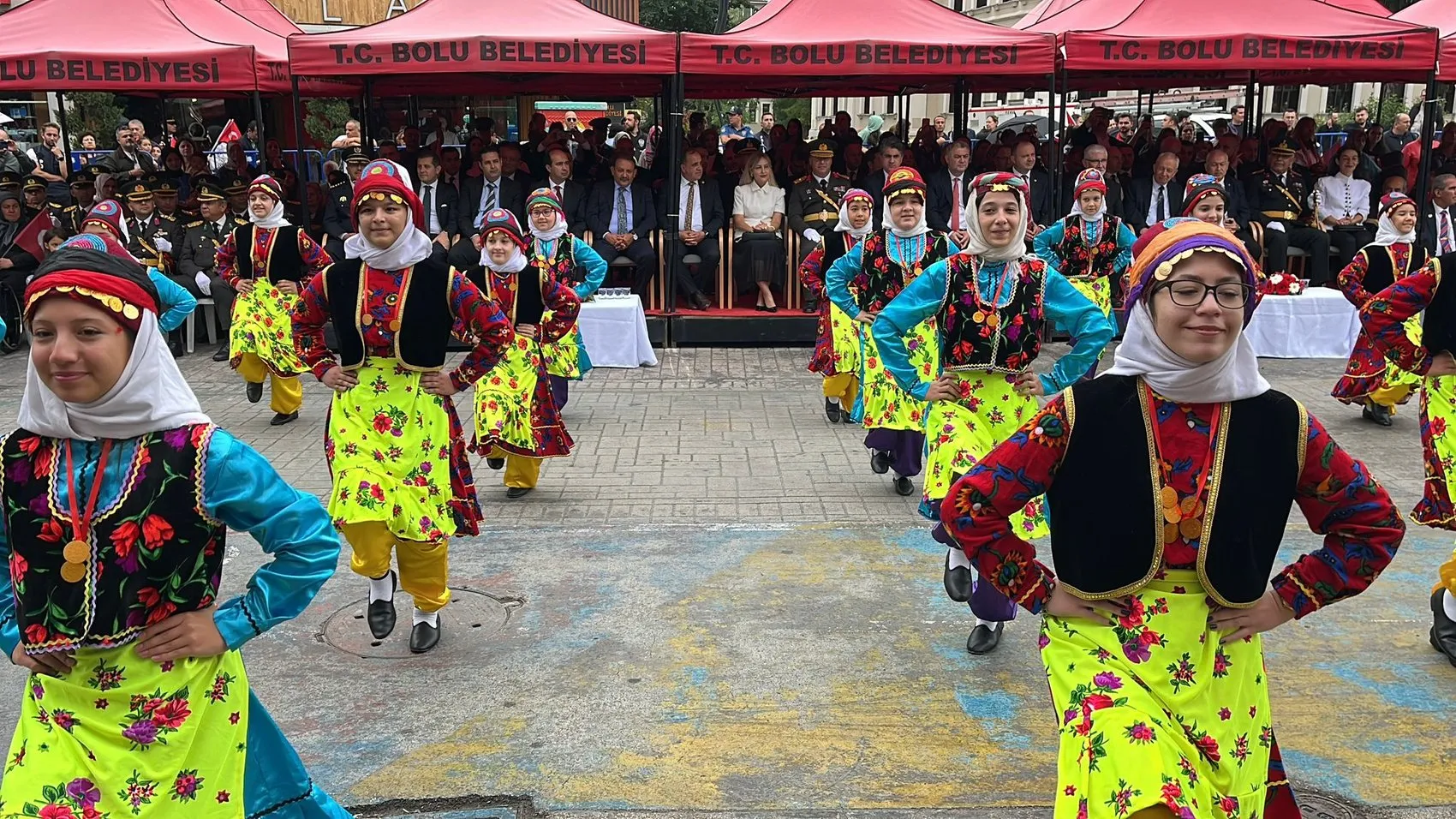 Bolu sokaklarında mavi berelilerin zafer yürüyüşü