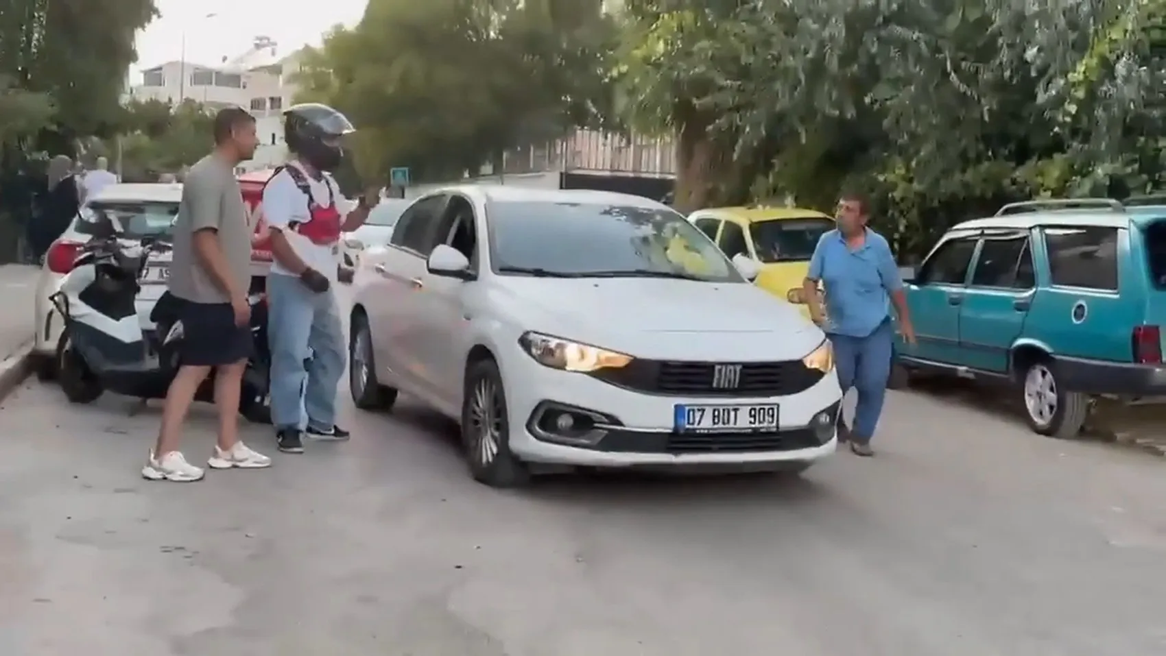 Antalya'da yol verme kavgası Motokurye sürücüyü kaputa yatırıp yumrukladı