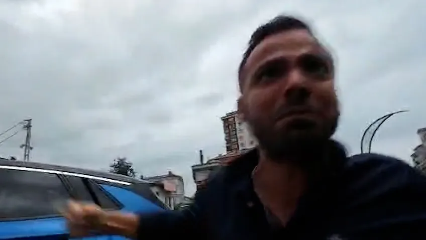 Yol verme kavgası kamerada Bisikletliye tekme ve yumruklu saldırı