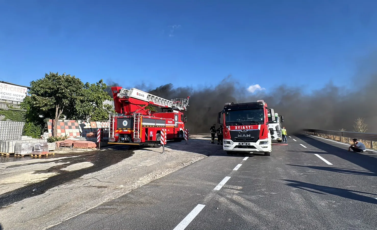 Tekirdağ Ergene'de iş yerlerini kül eden yangın kontrol altına alındı