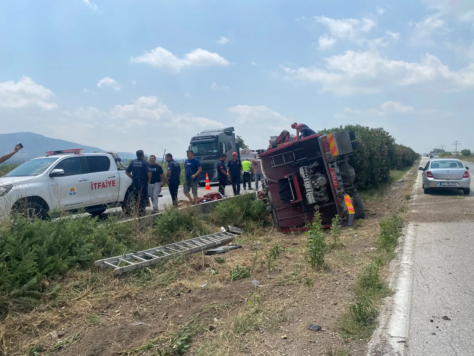 Yangına yetişmeye çalışan itfaiye aracı devrildi