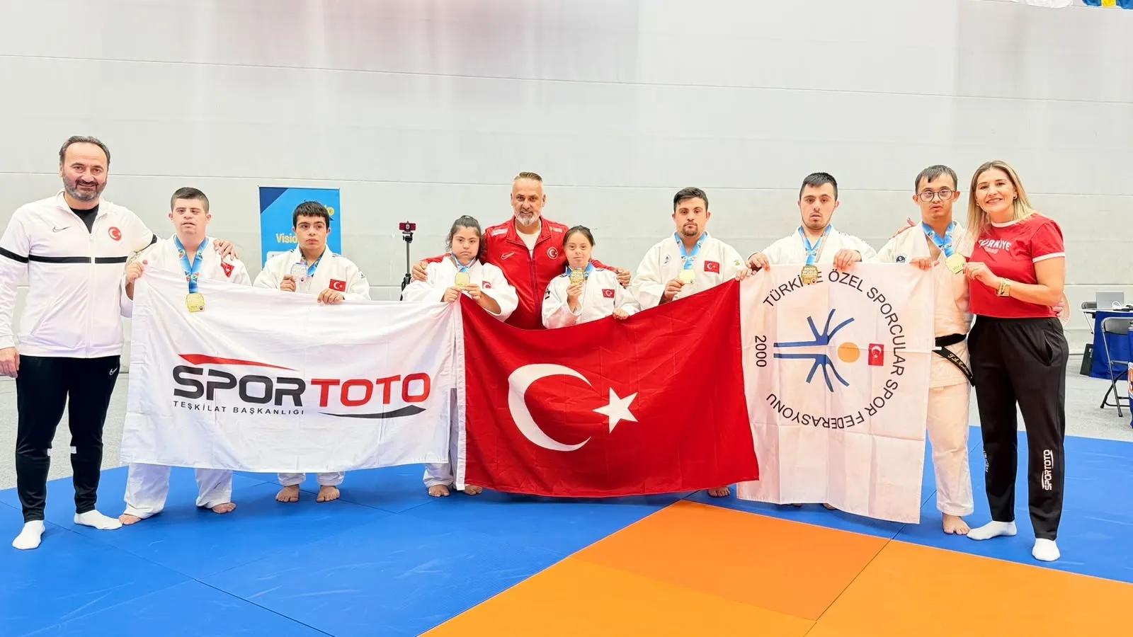 Özel sporcular İsveç'te madalyaları topladı