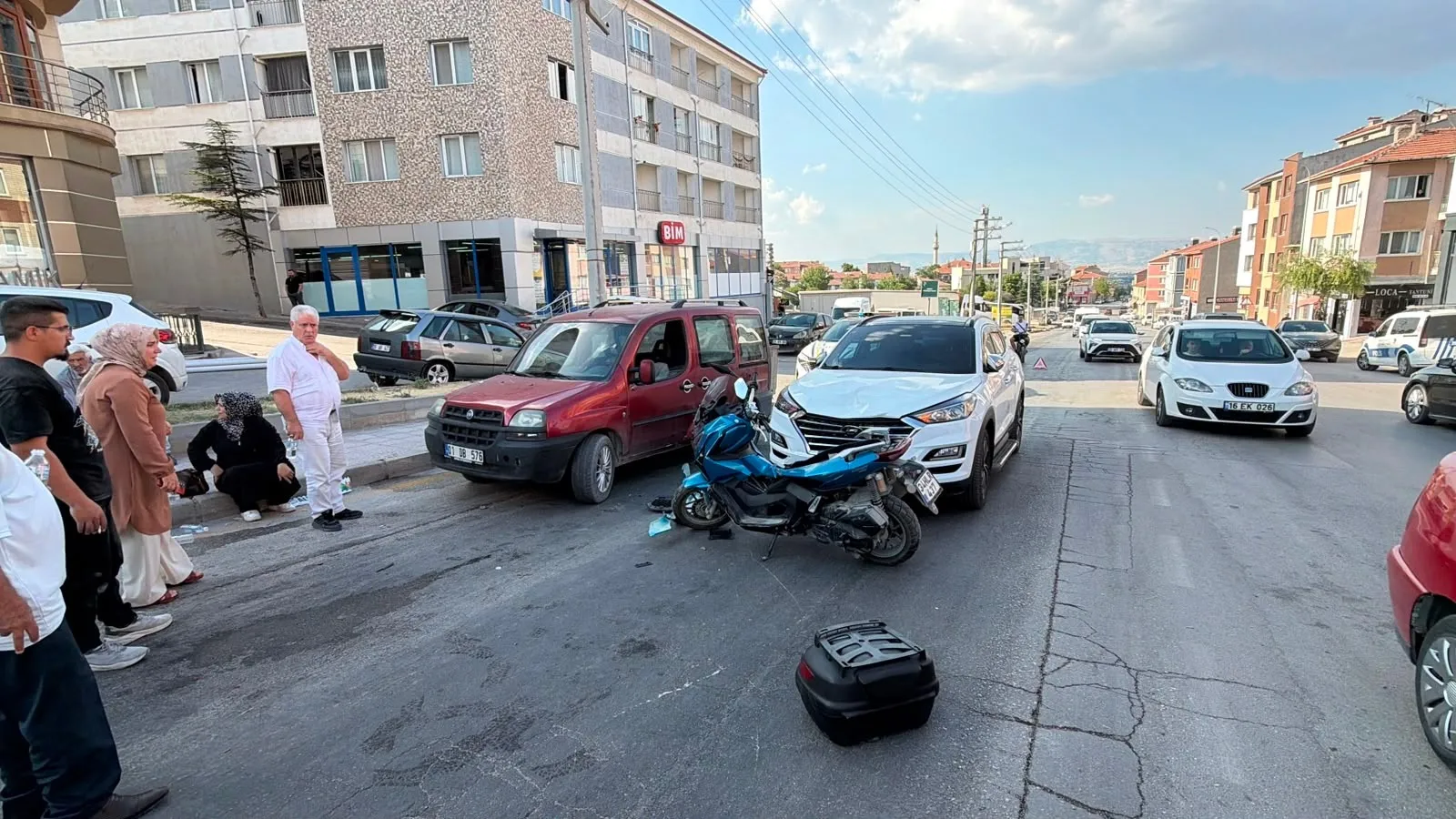 Eskişehir’de motosiklet ve otomobilin karıştığı kaza kameraya yansıdı