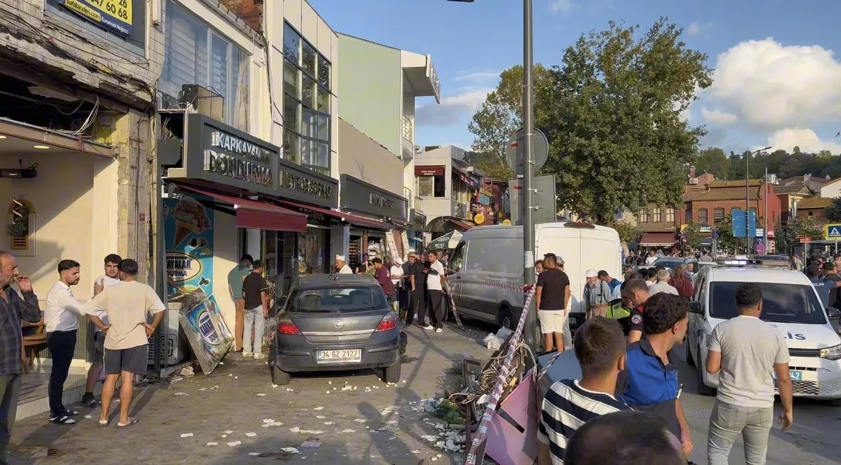 Beykoz'da dehşet anları: Kaldırımdaki yayaların arasına daldı