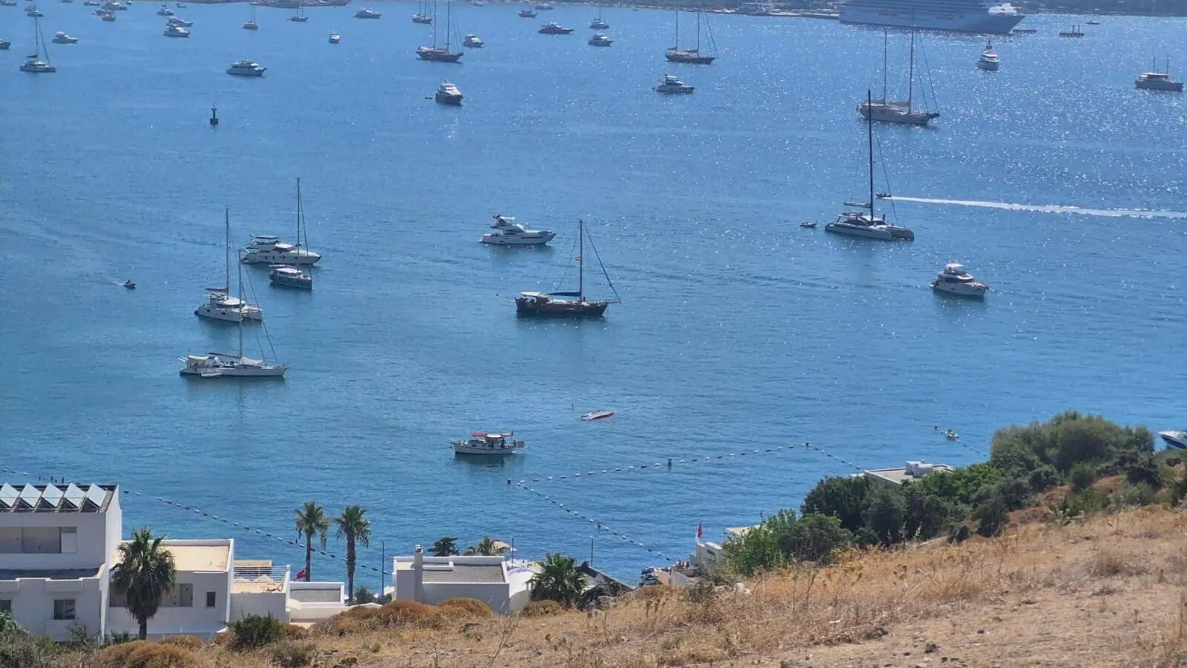Bodrum açıklarında demirli yelkenli gece yarısı sulara gömüldü