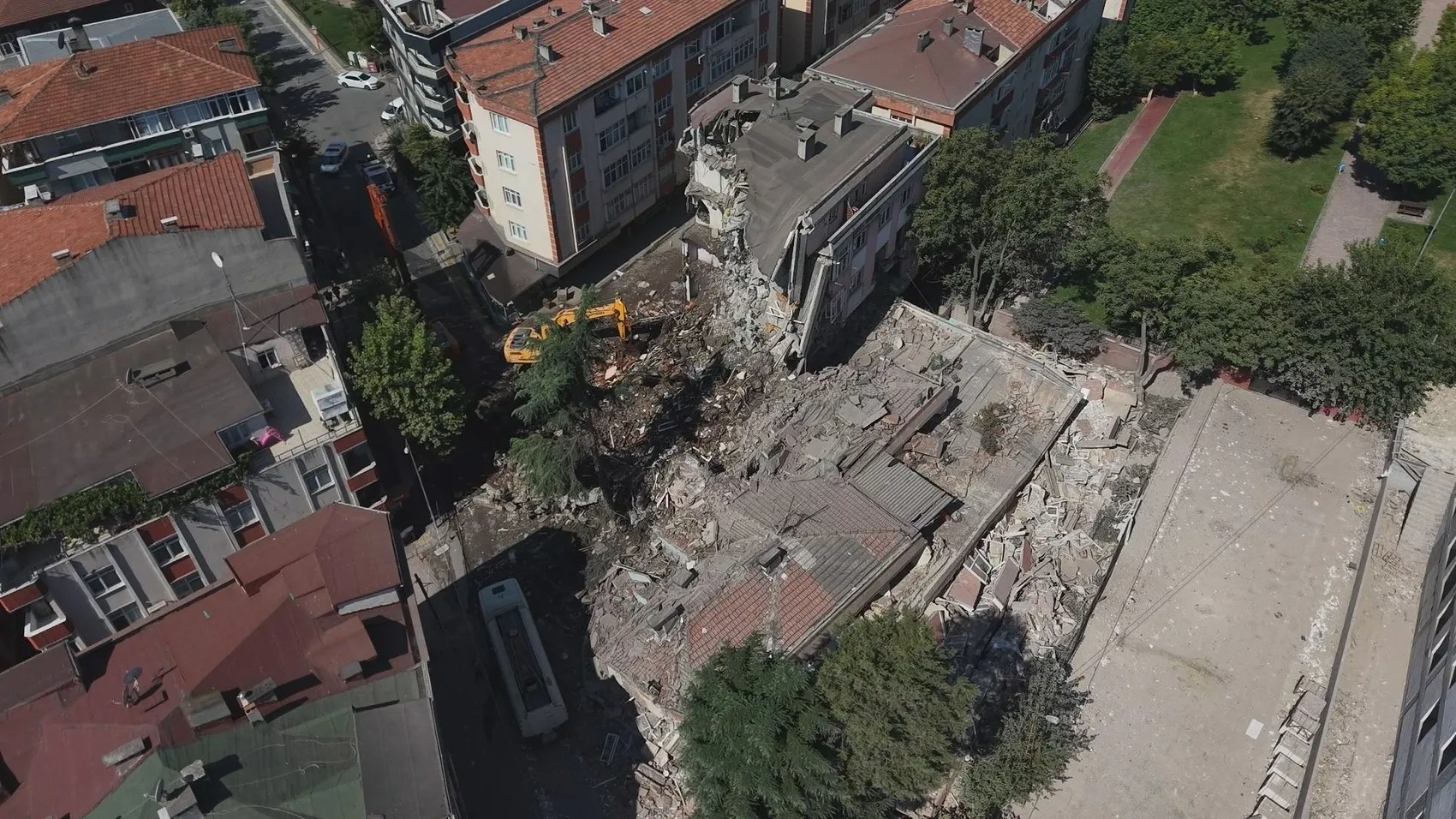 Bahçelievler’de boşaltılan bina büyük bir gürültüyle çöktü