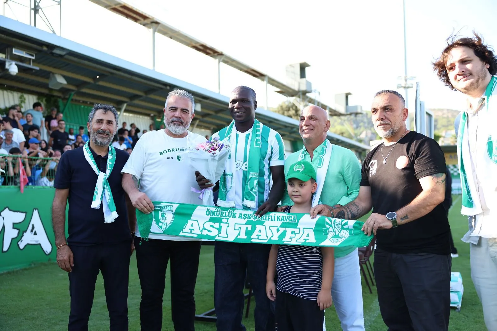 Bodrum FK’nın yeni golcüsü Aboubakar, tribünlerin önünde imzayı attı