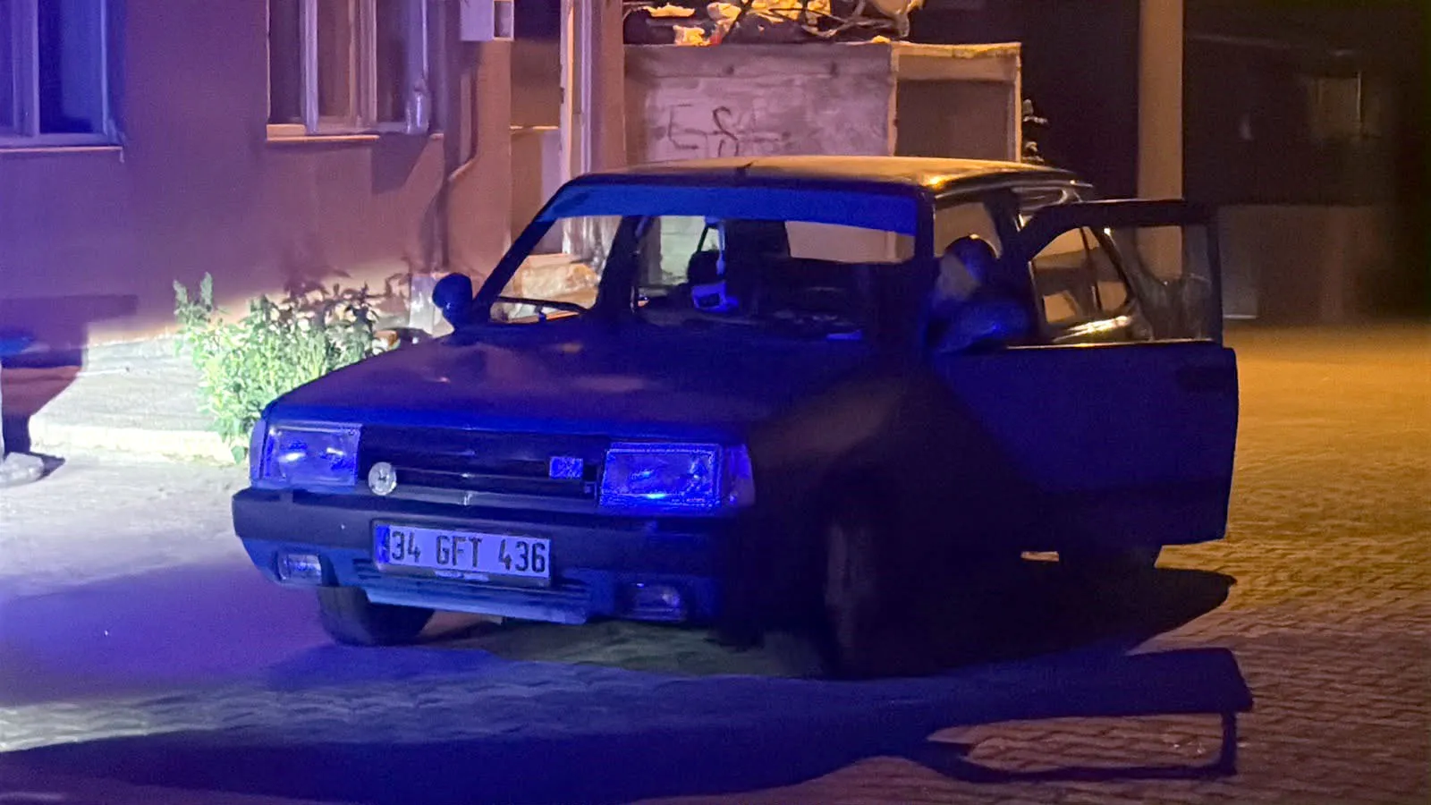 Polisin durdurduğu alkollü sürücü ceza yazılırken aracından içki getirdi
