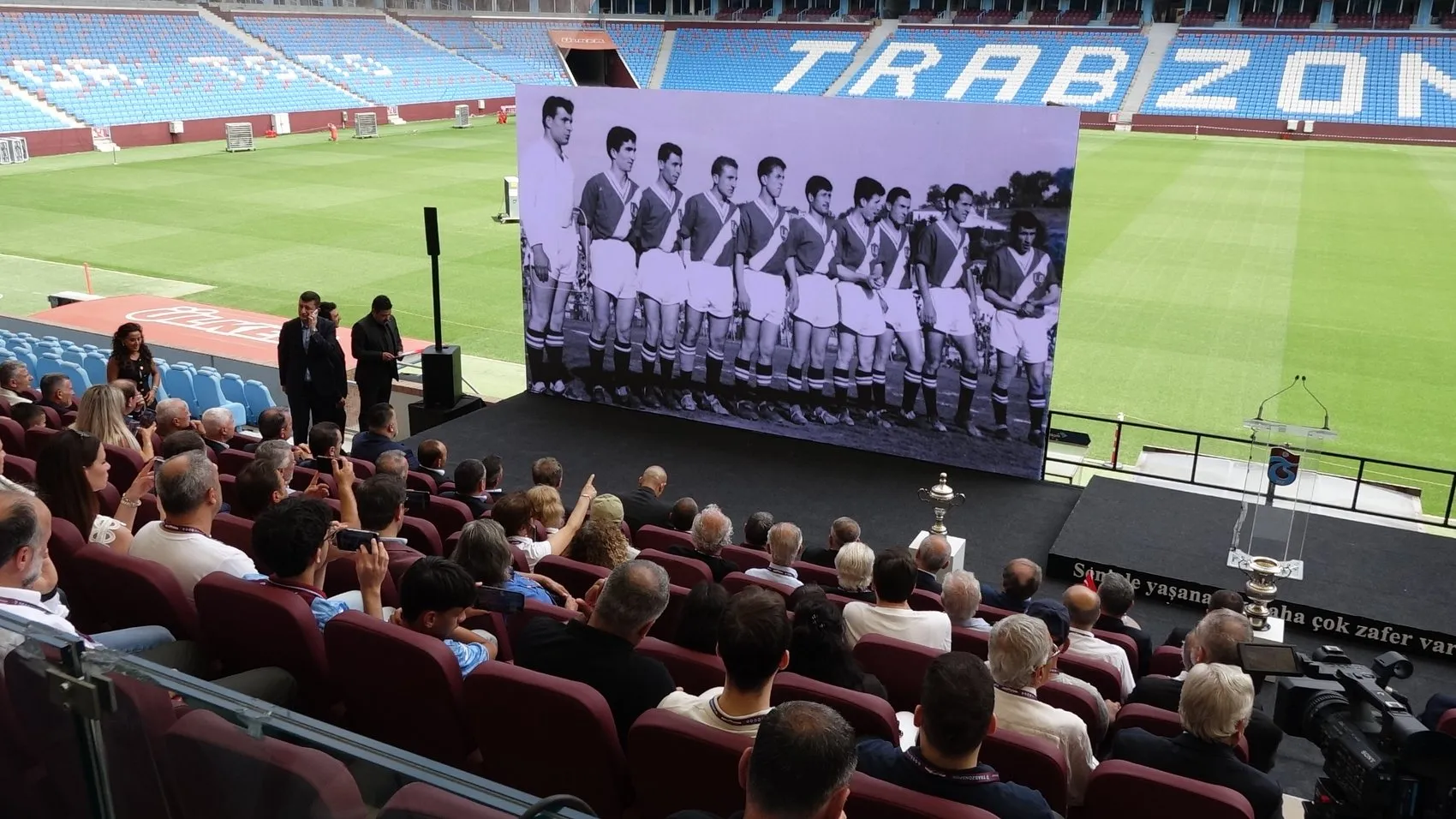 Trabzonspor kuruluş yıl dönümünü stadyumda coşkuyla kutladı