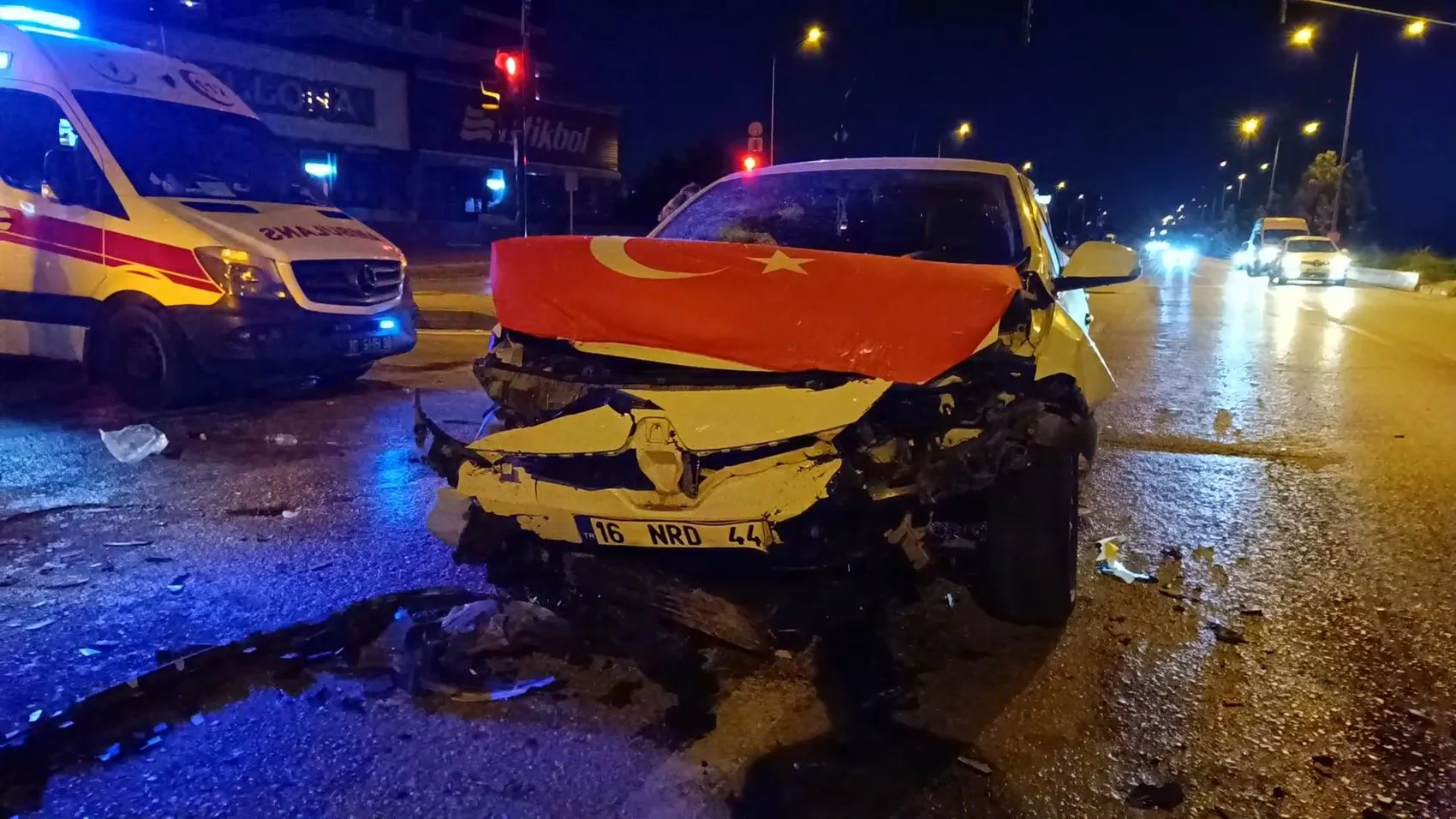 Bursa'da gece yarısı trafik kazası 7 kişi hastaneye kaldırıldı