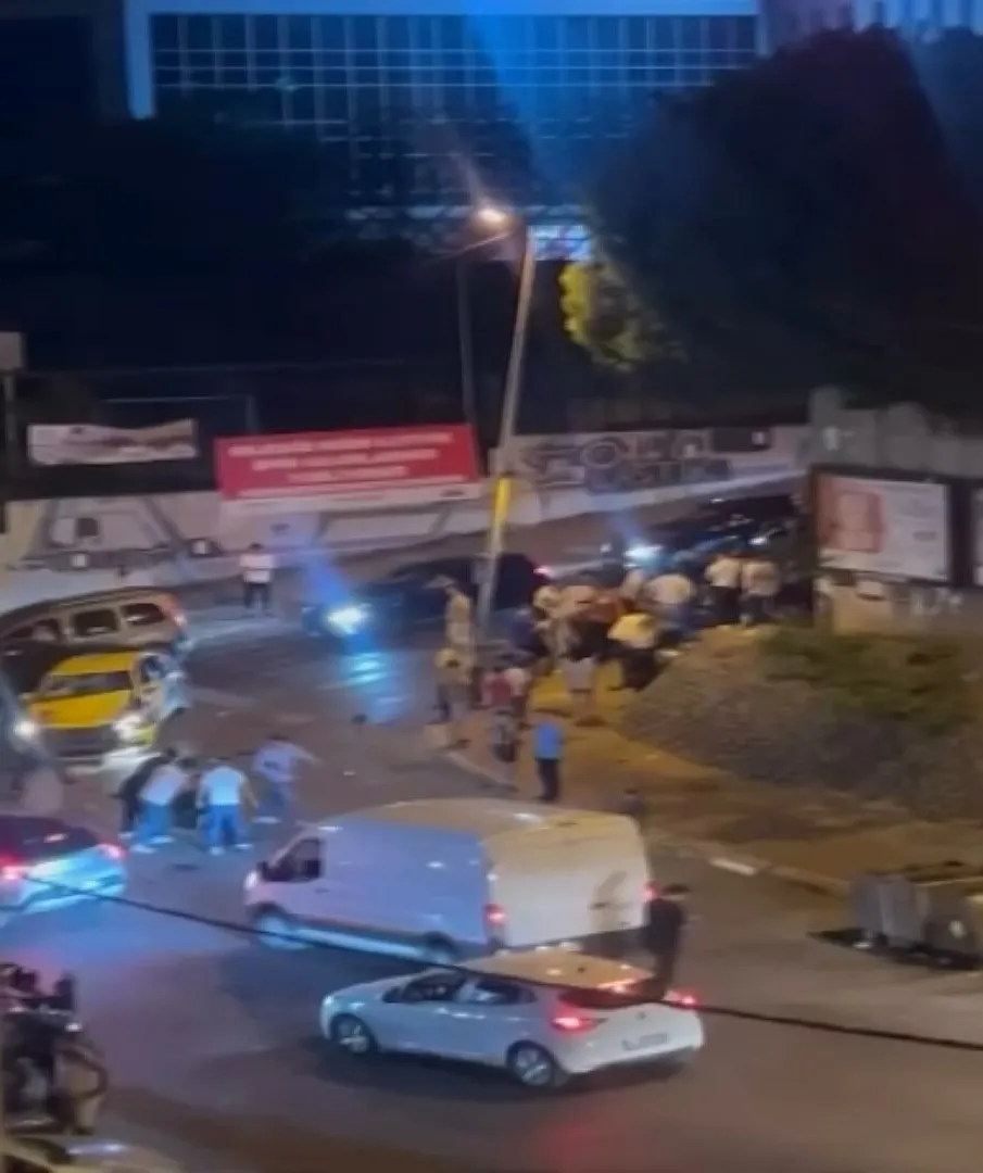 Esenyurt’ta dikkatsiz taksi sürücüsü motosikletli iki kişiyi hastanelik etti