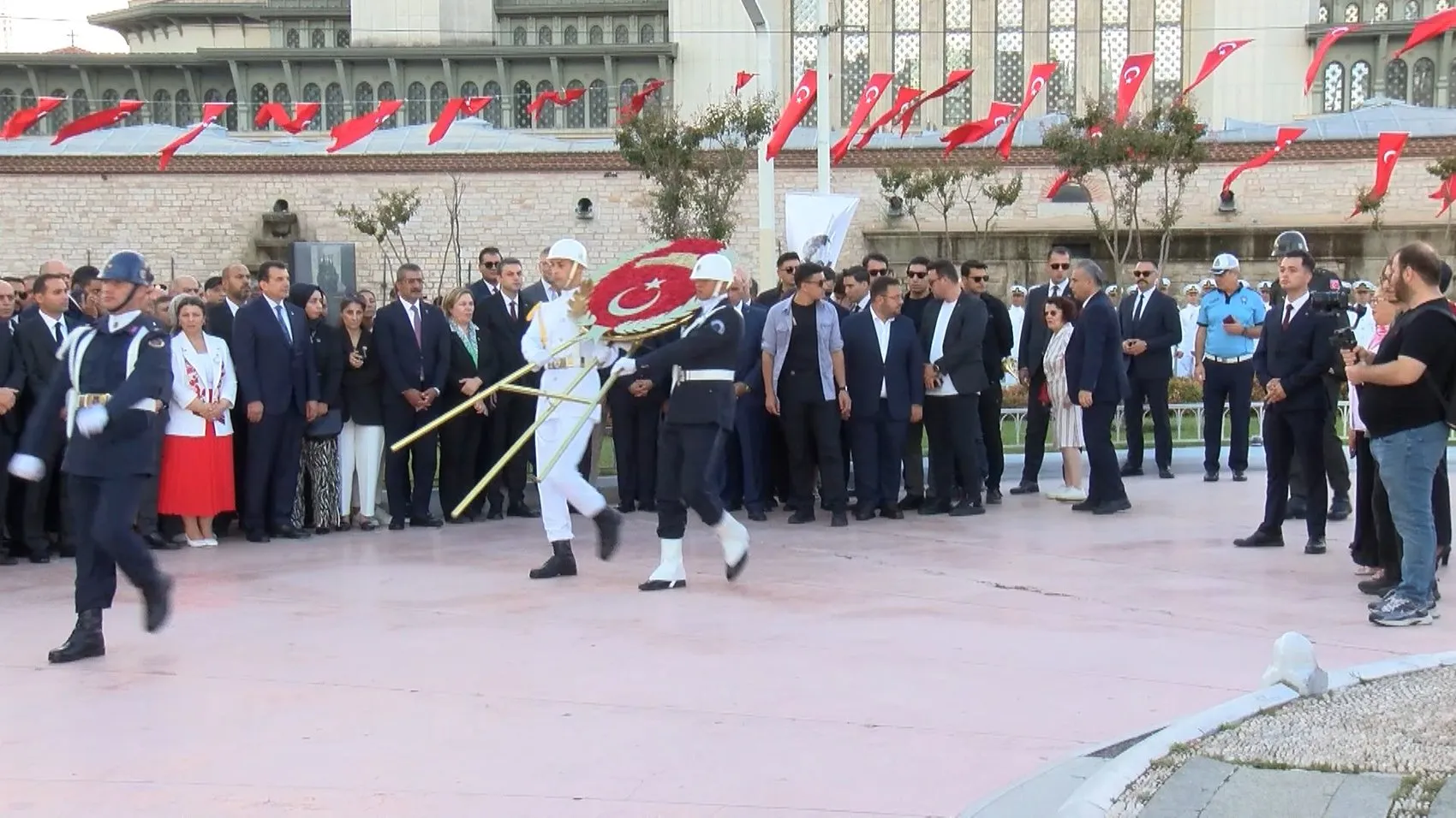 Taksim'de 30 Ağustos coşkusu: Cumhuriyet Anıtı'nda resmi tören