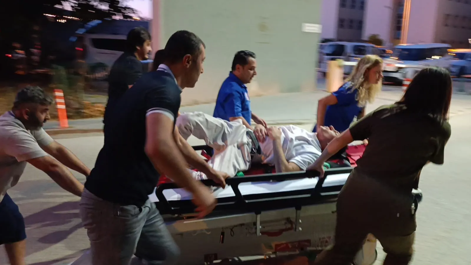 Motosiklet kazasında yaralanan gence doktor duvarı aşıp ilk müdahaleyi yaptı