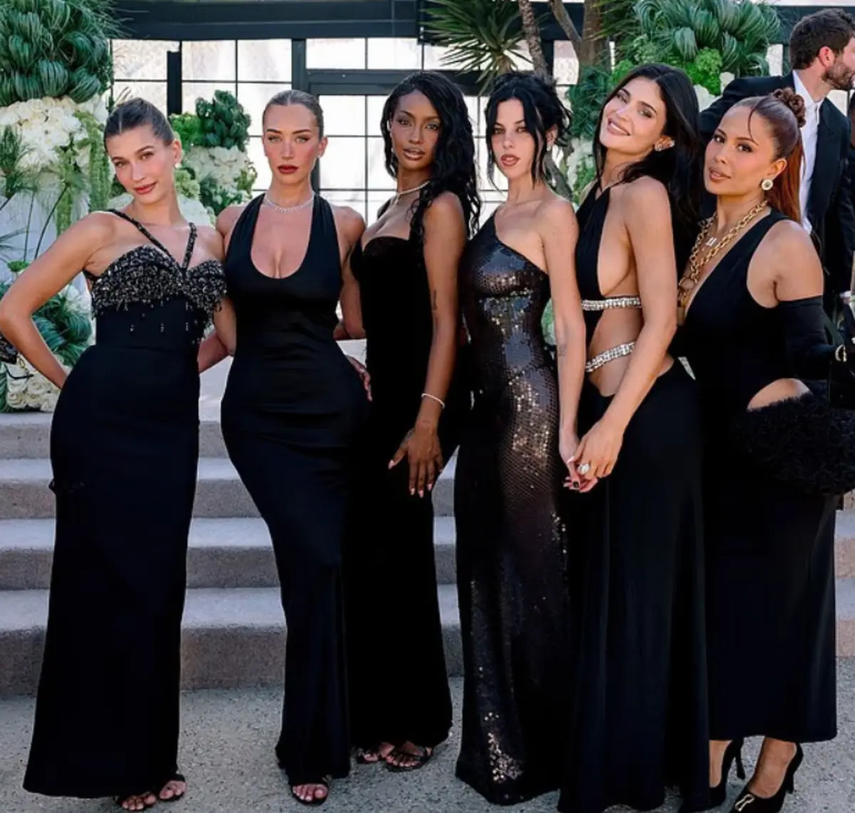Kylie Jenner cesur kıyafetiyle düğüne damga vurdu! Gelini gölgede bıraktı 1