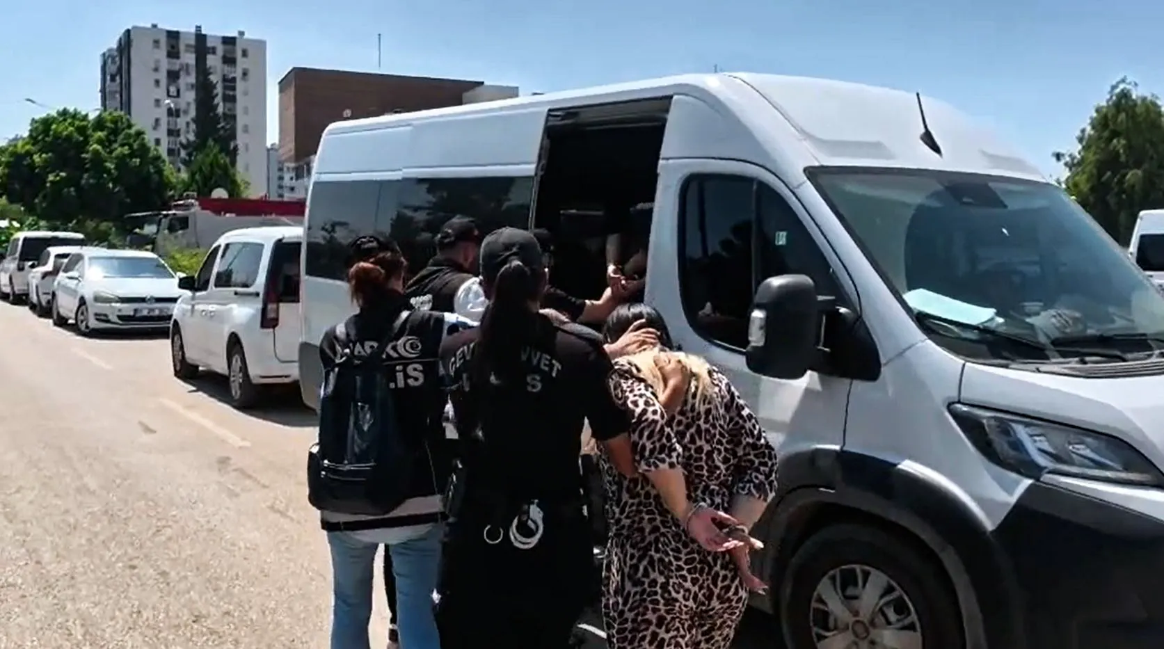 Midesinden 140 kapsül uyuşturucu çıkan iki kadın kurye cezaevinde