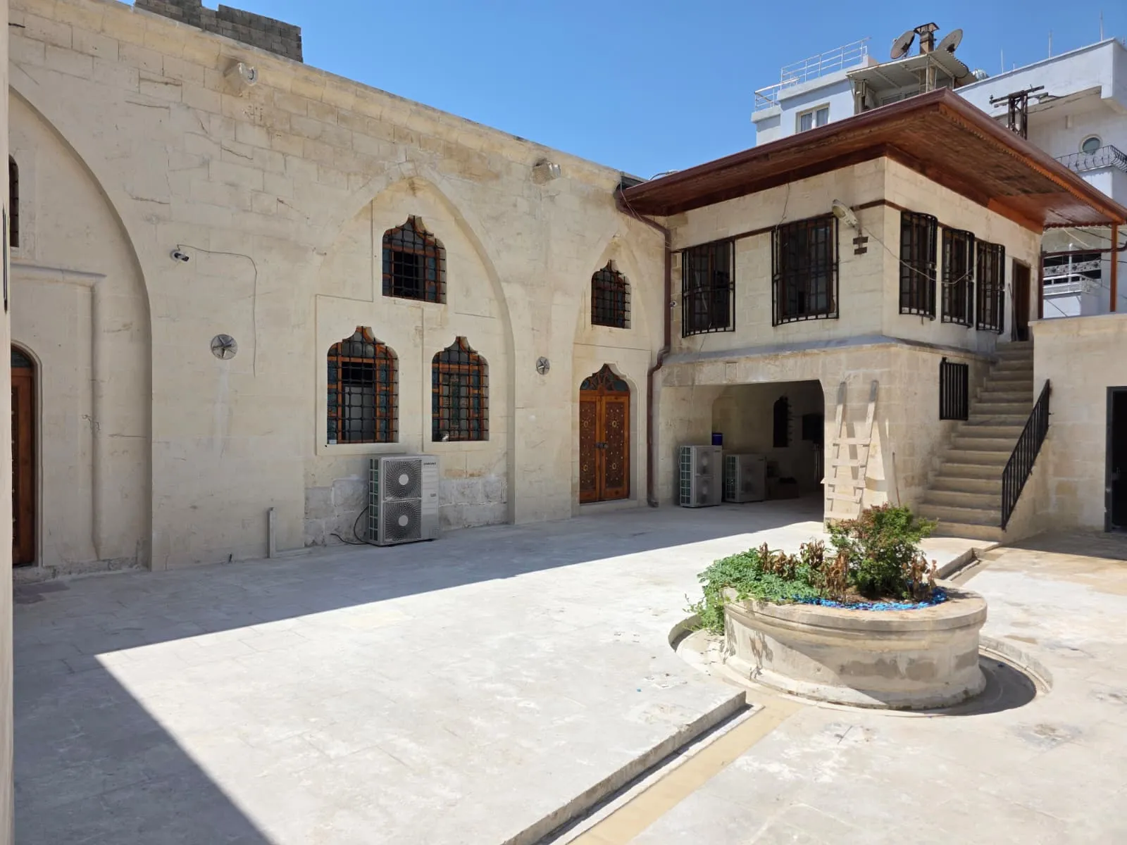 Depremde hasar gören iki tarihi cami yeniden ibadete açılıyor