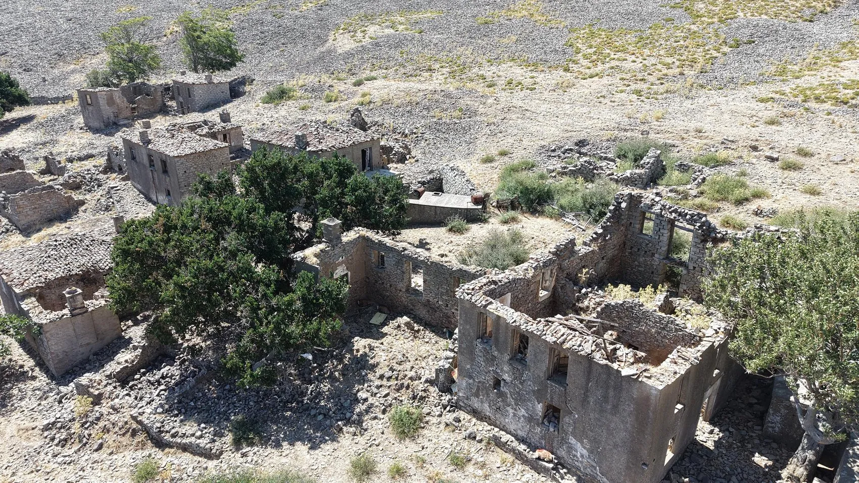 Rumların göç ettiği 250 yıllık Dereköy şimdi hayalet köy gibi