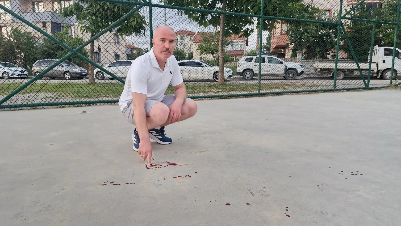 Bolu'da parktaki voleybol direği oyun oynayan çocuğun üzerine devrildi