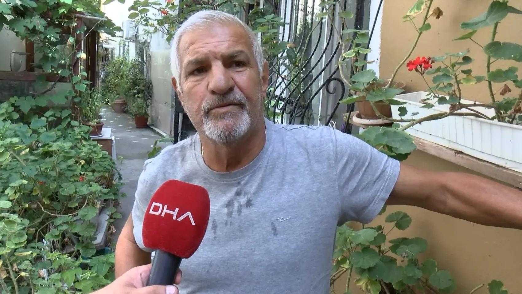 Şile'de görenleri hayrete düşüren manzara: Üzerinden yol geçen bina havadan görüntülendi
