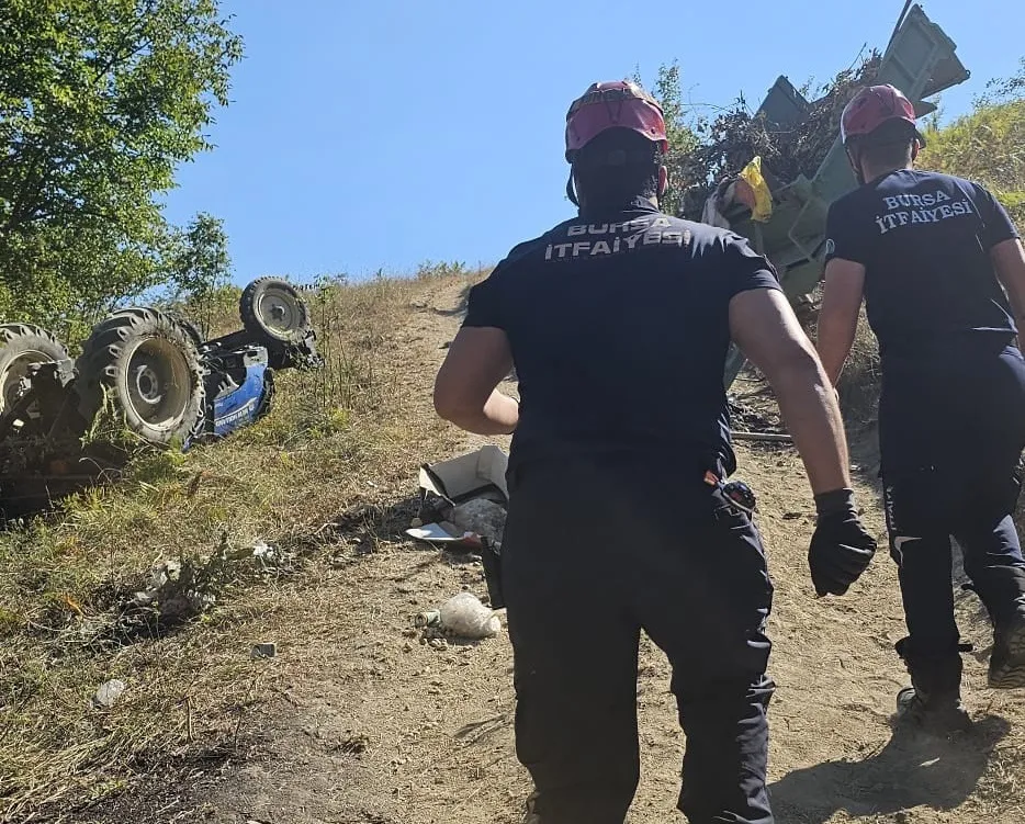 Traktör şarampole yuvarlandı, 15 yaşındaki sürücü ağır yaralı