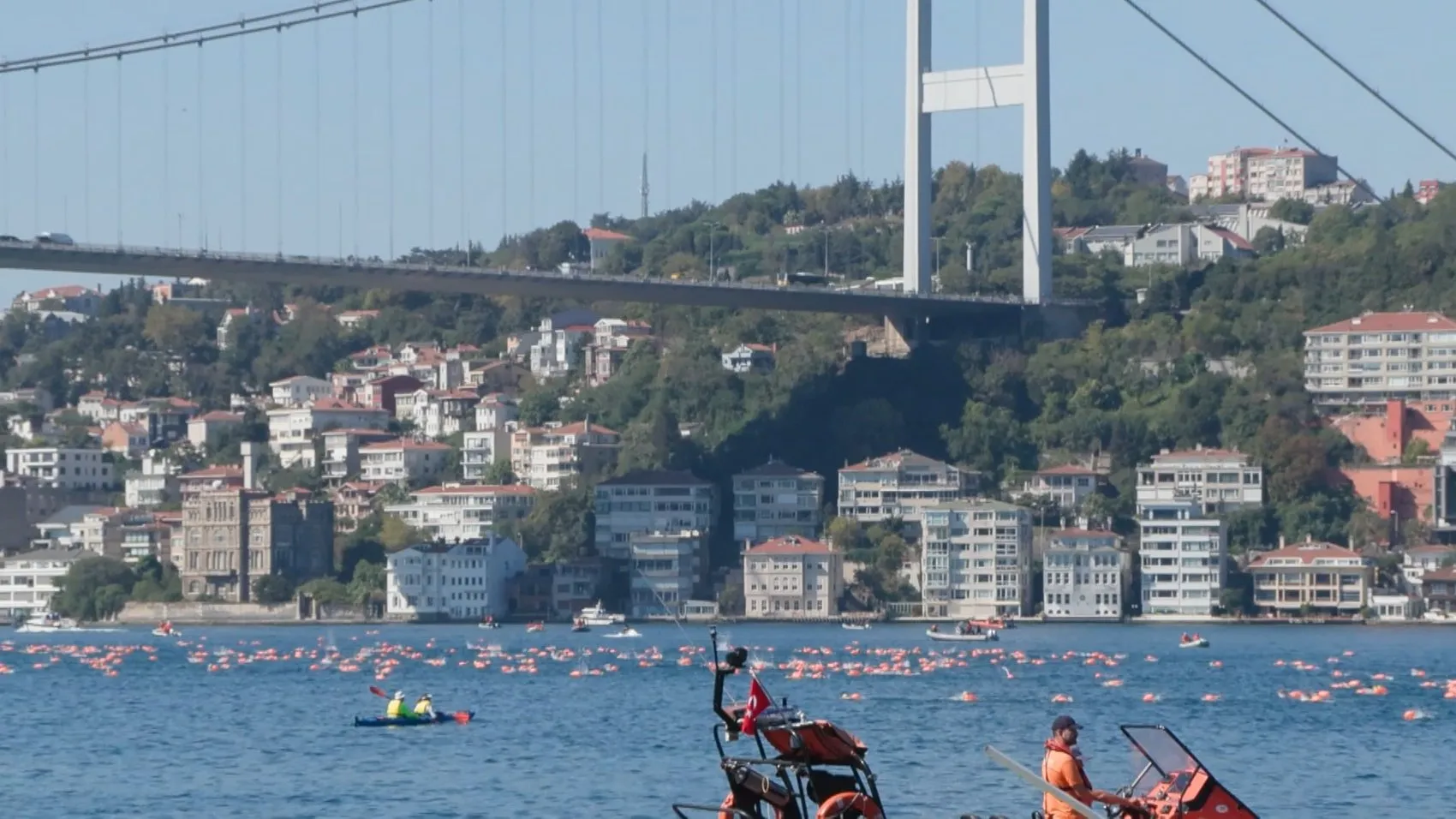 İstanbul Boğazı kulaç atan yüzücülerle doldu