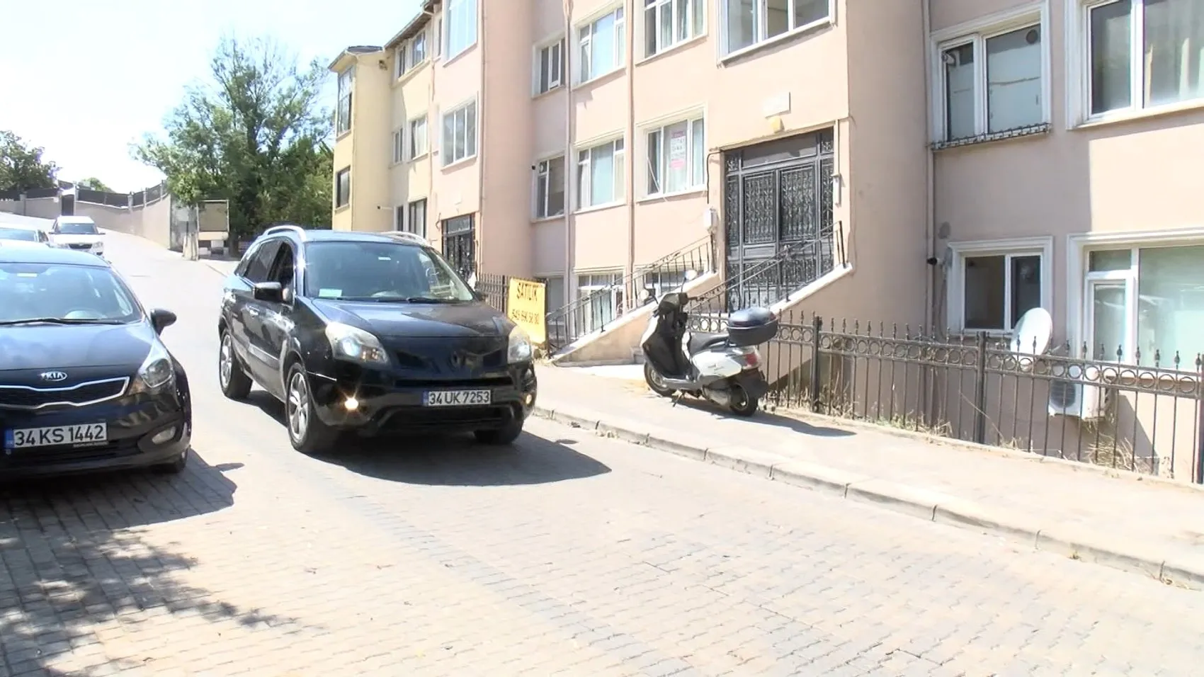 Şile'de görenleri hayrete düşüren manzara: Üzerinden yol geçen bina havadan görüntülendi