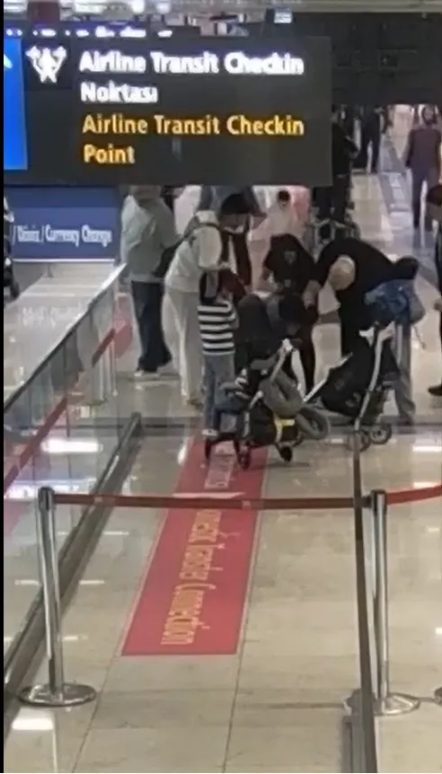Havalimanında hayata tutunan bebek için kahramanlık ödülü