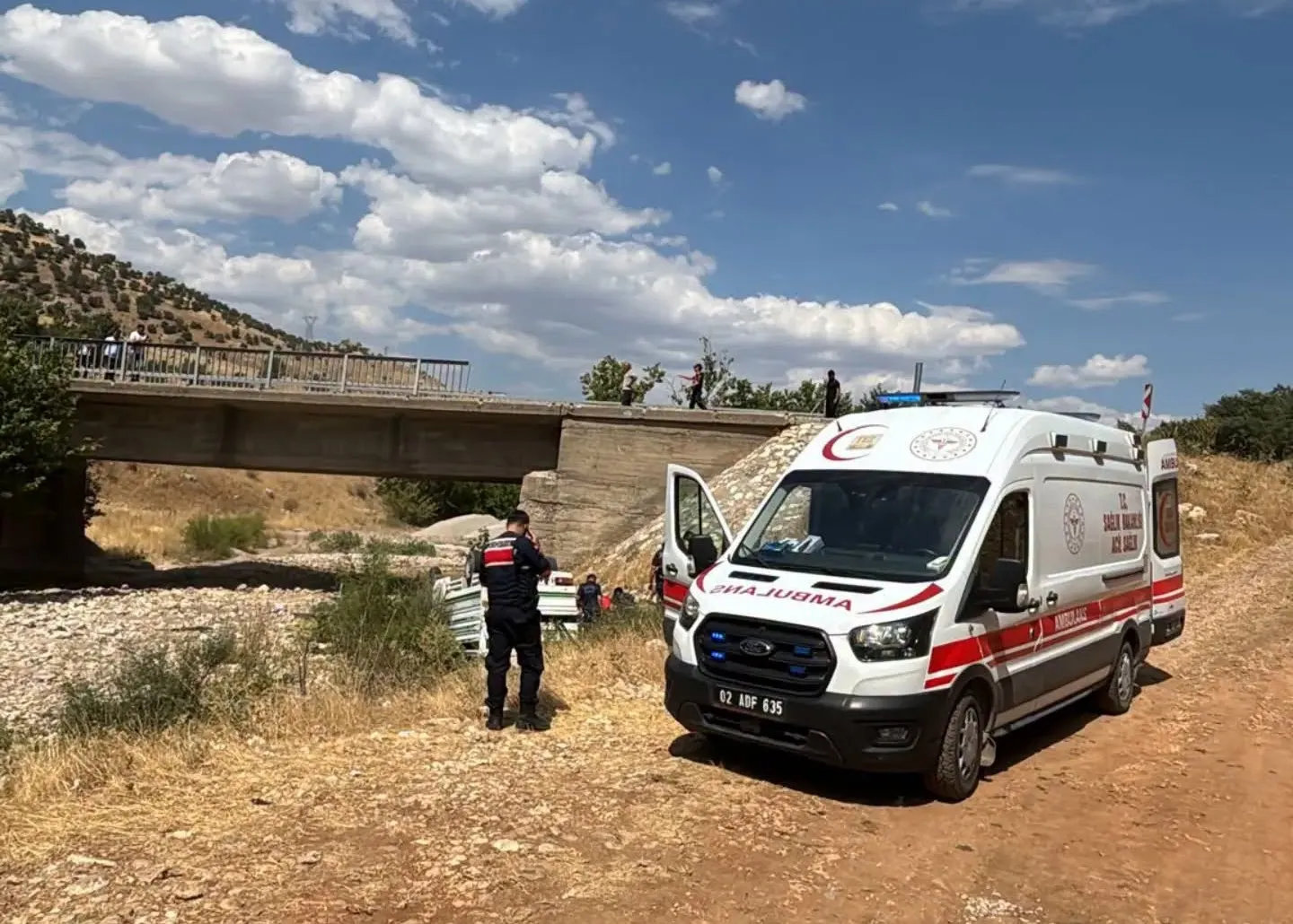 Gerger'de kamyonet dereye uçtu Sürücü ağır yaralı
