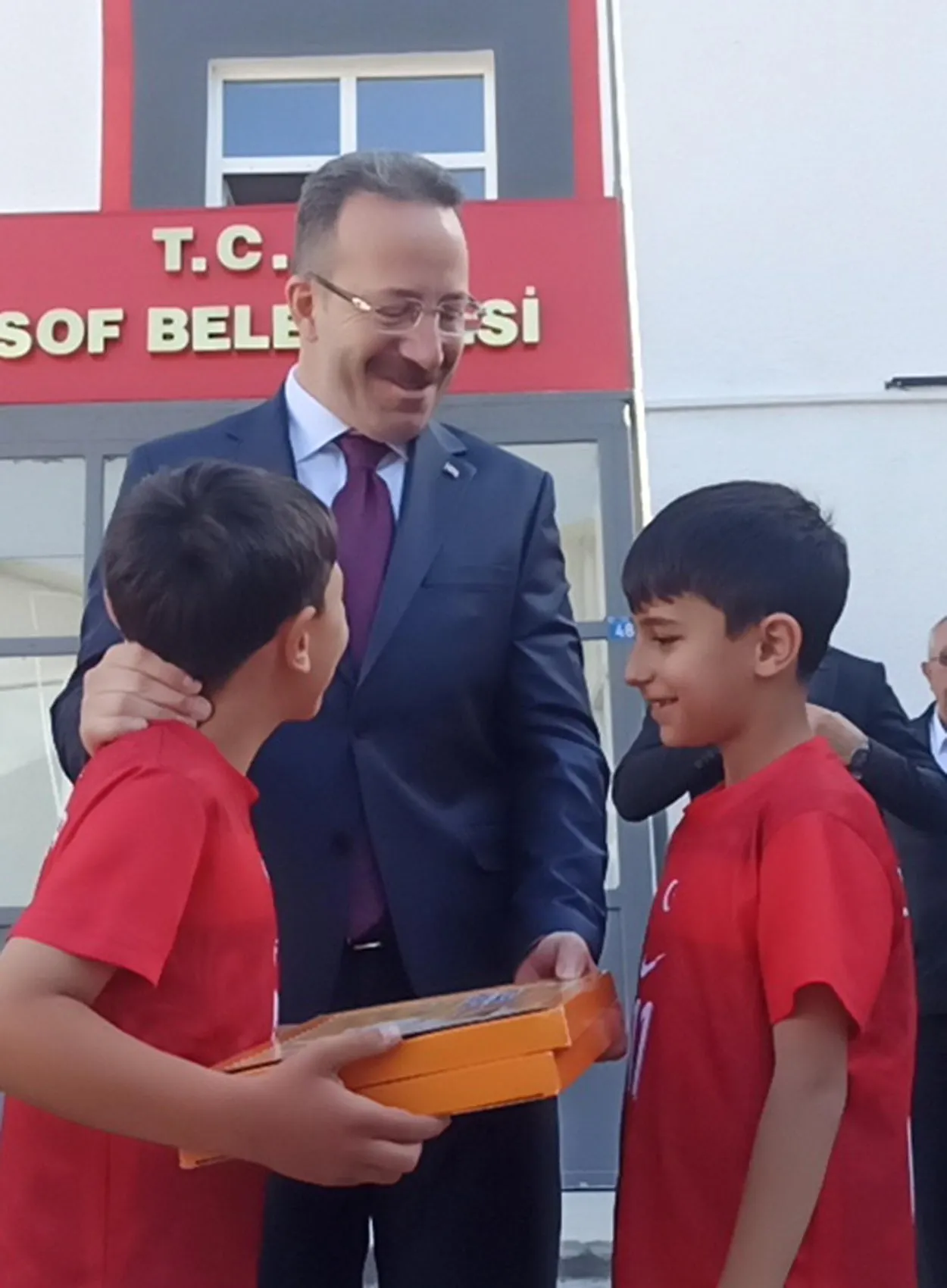 Posof’ta çocukların stat ışığı isteğine validen esprili çözüm