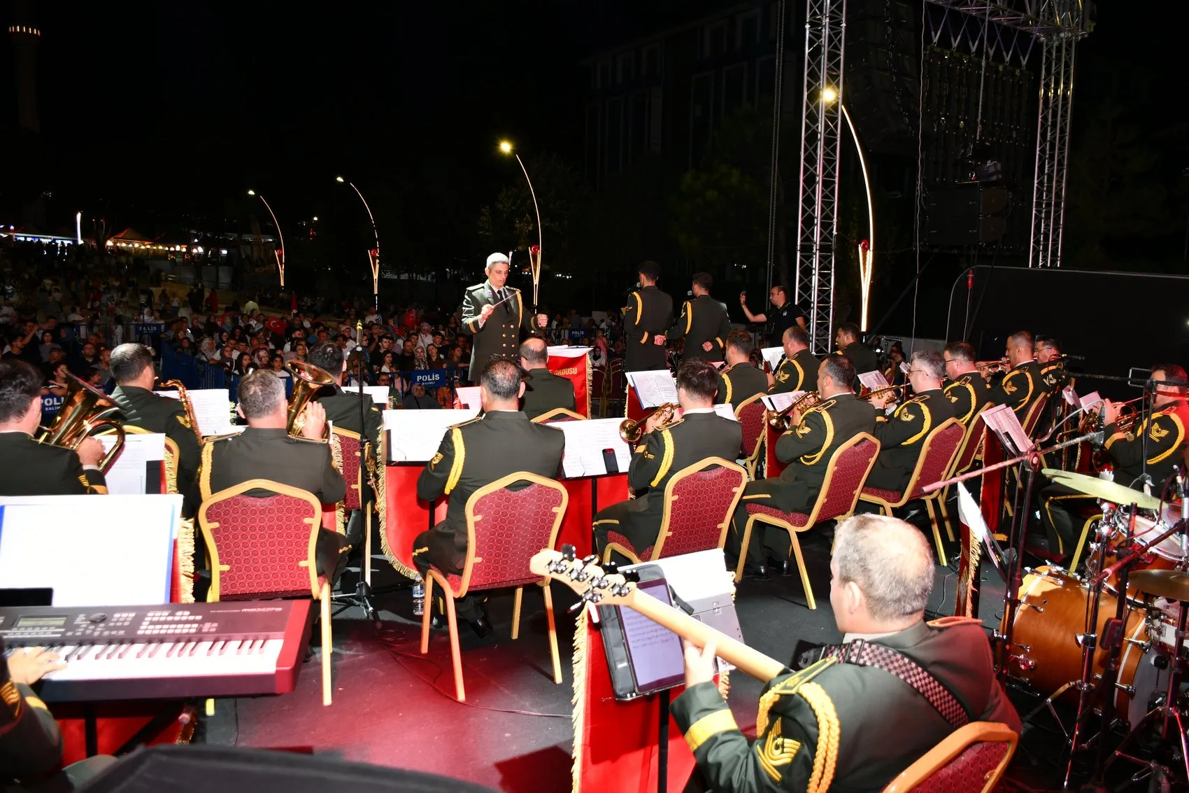 Demirci'de 5 gün sürecek festival başladı, ilk günün yıldızı 3 etekli kadınlar oldu