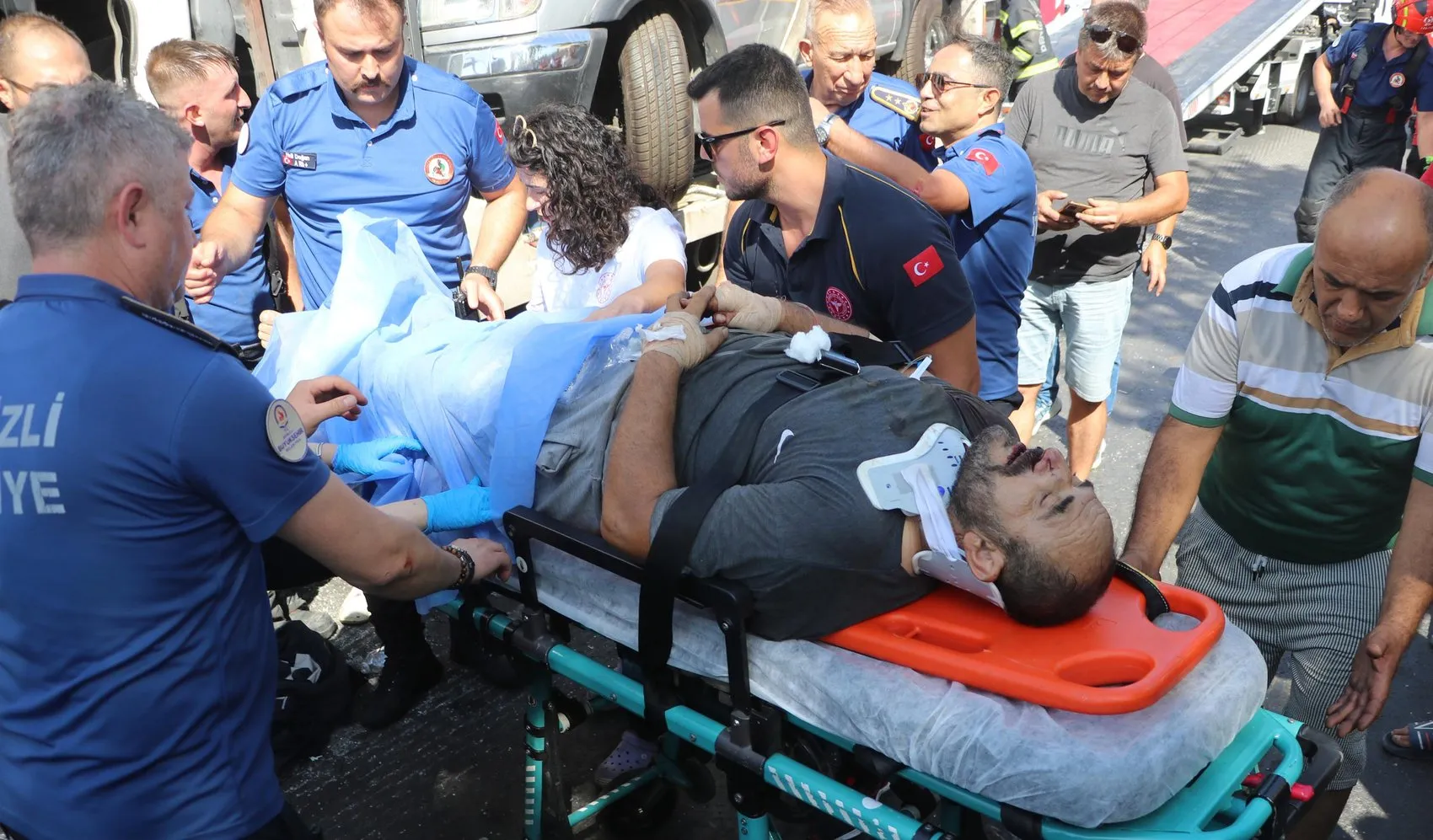 Çekici kırmızı ışıkta duran kamyonete çarptı; iki sürücü yaralı