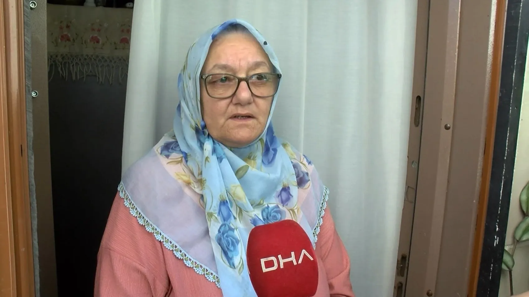Şile'de görenleri hayrete düşüren manzara: Üzerinden yol geçen bina havadan görüntülendi
