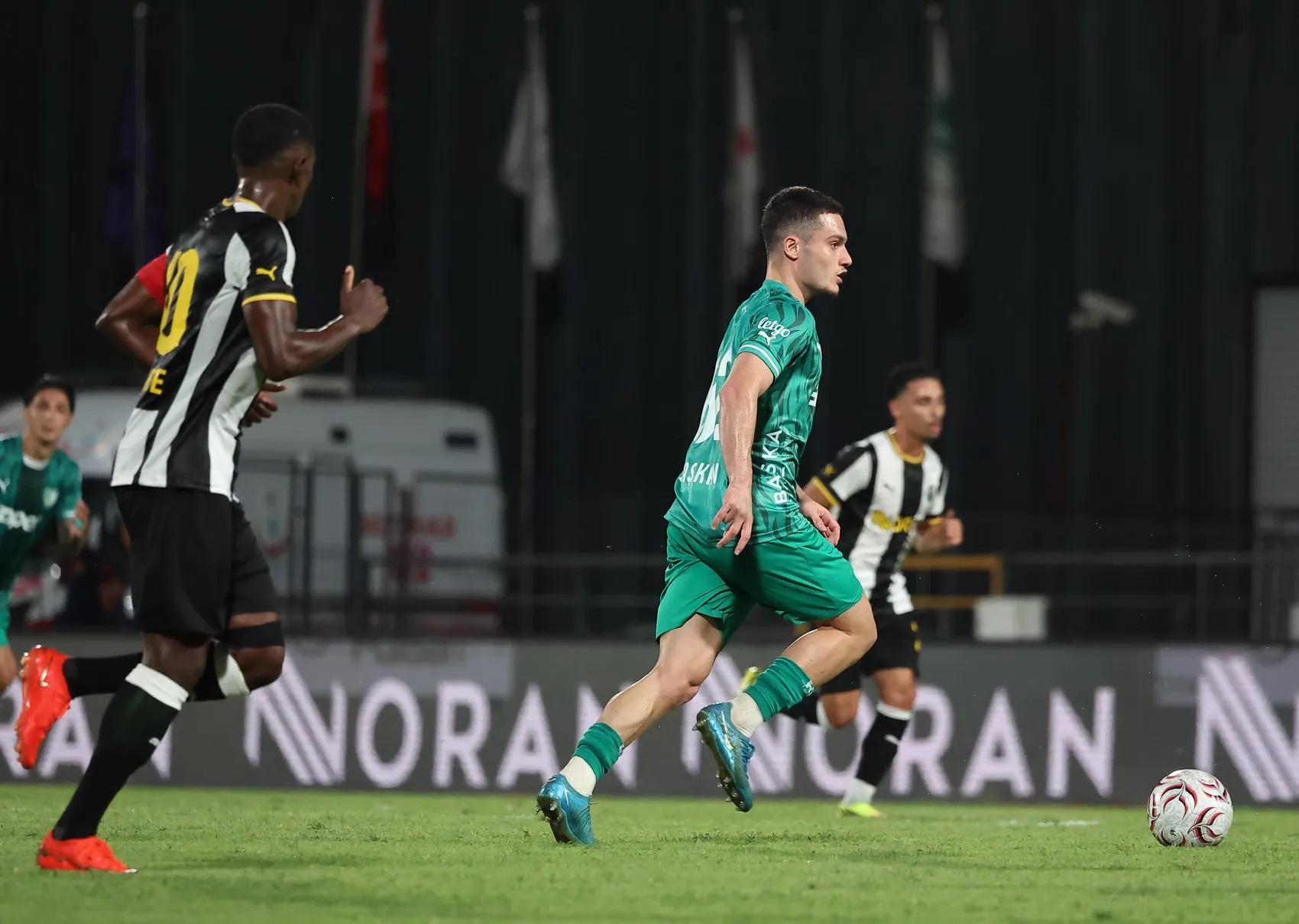 Manisa FK ve Bodrum FK karşılaşmasının perde arkası objektiflere yansıdı