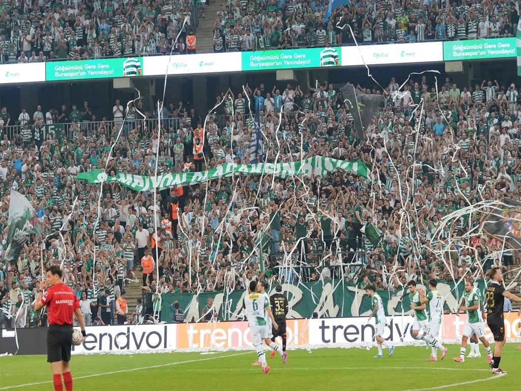Bursaspor taraftarı tribünleri doldurdu ligin seyirci rekorunu kırdı