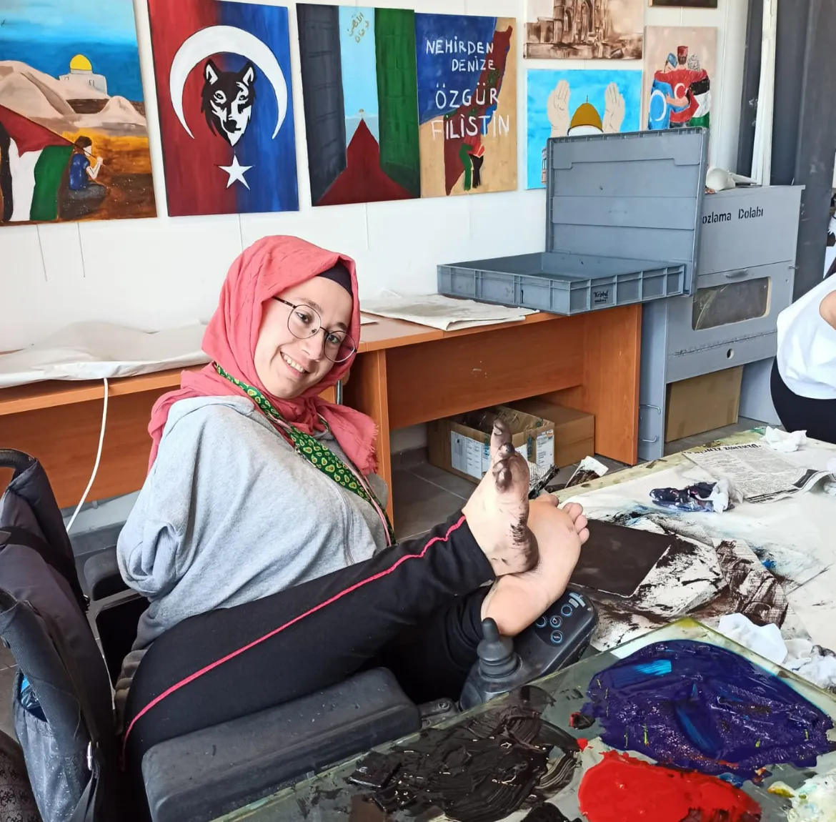 Ayaklarıyla resim çizerek öğretmen oldu