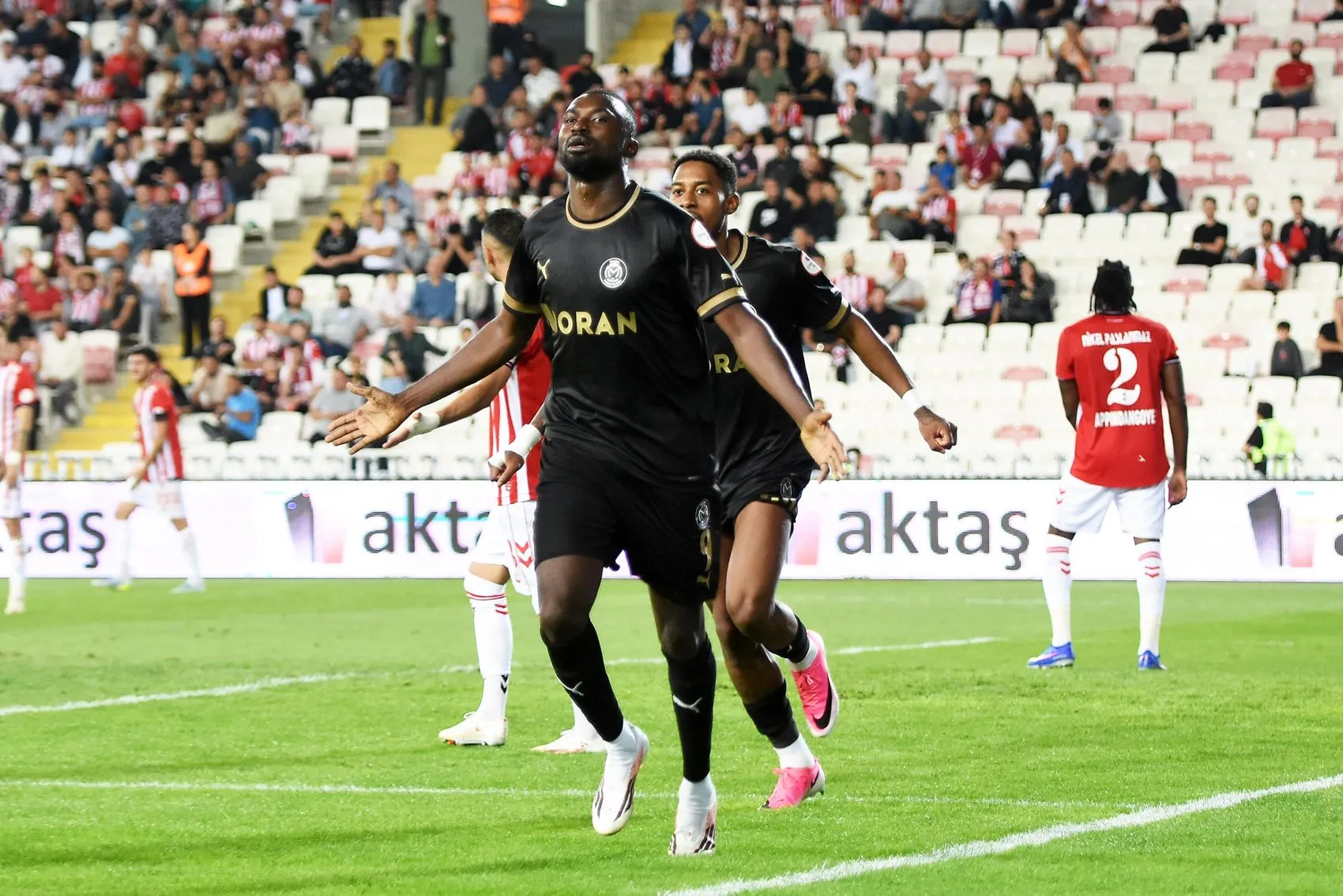 Manisa FK, Sivas'ta iki kez geriye düştüğü maçtan beraberlikle döndü