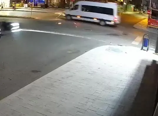 Kartepe’de kavşak kazası güvenlik kamerasına yansıdı