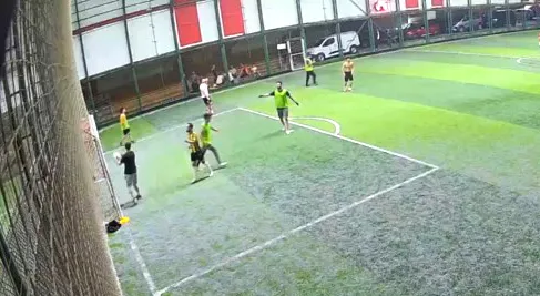 Avcılar'da genç futbolcu halı sahada hayatını kaybetti