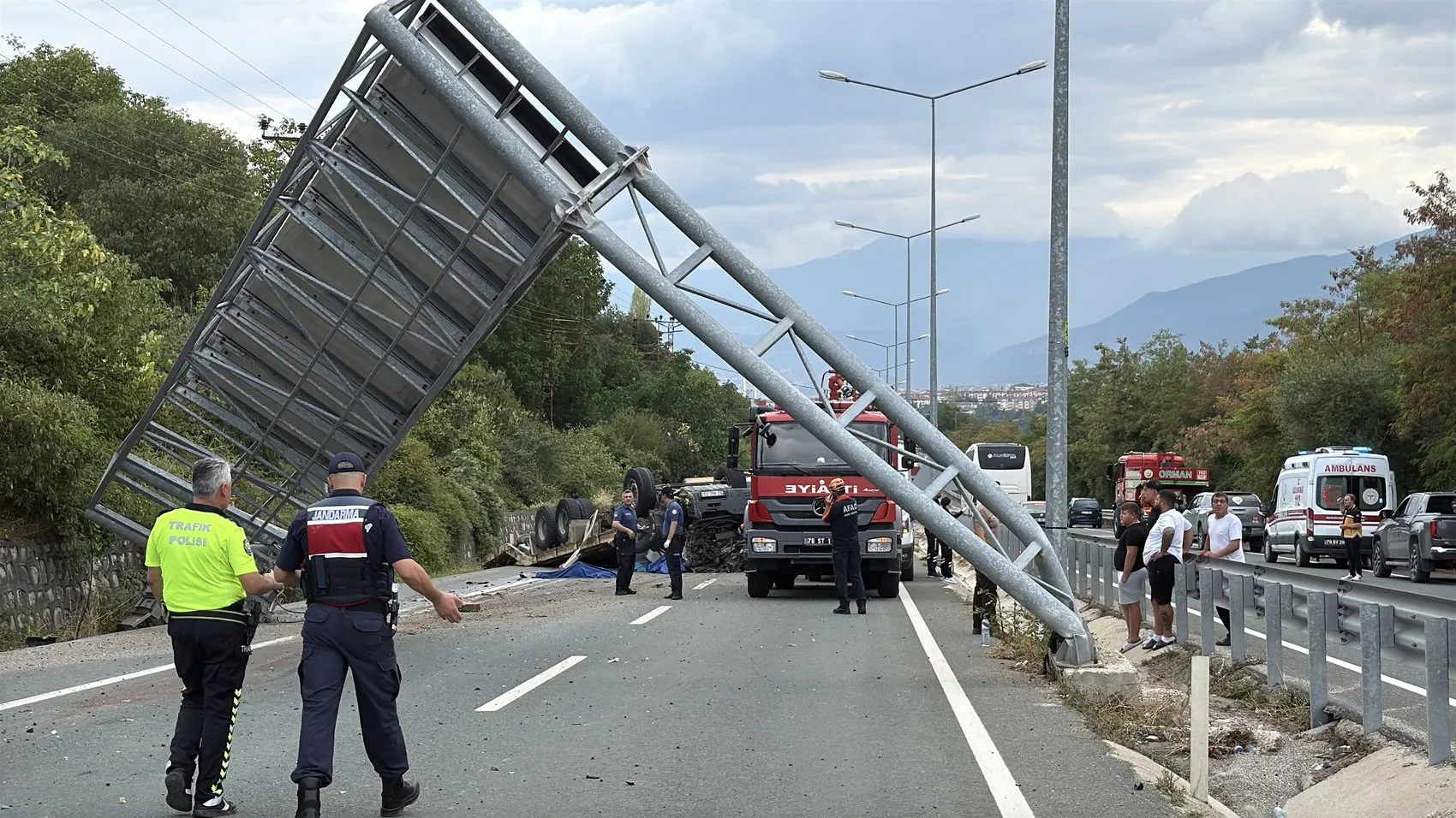 Çekici 500 metre ters yönde ilerledi İki kişi öldü, iş makinesi eve çarptı