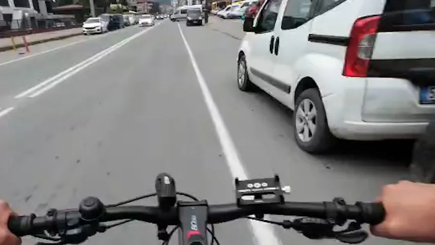 Yol verme kavgası kamerada Bisikletliye tekme ve yumruklu saldırı