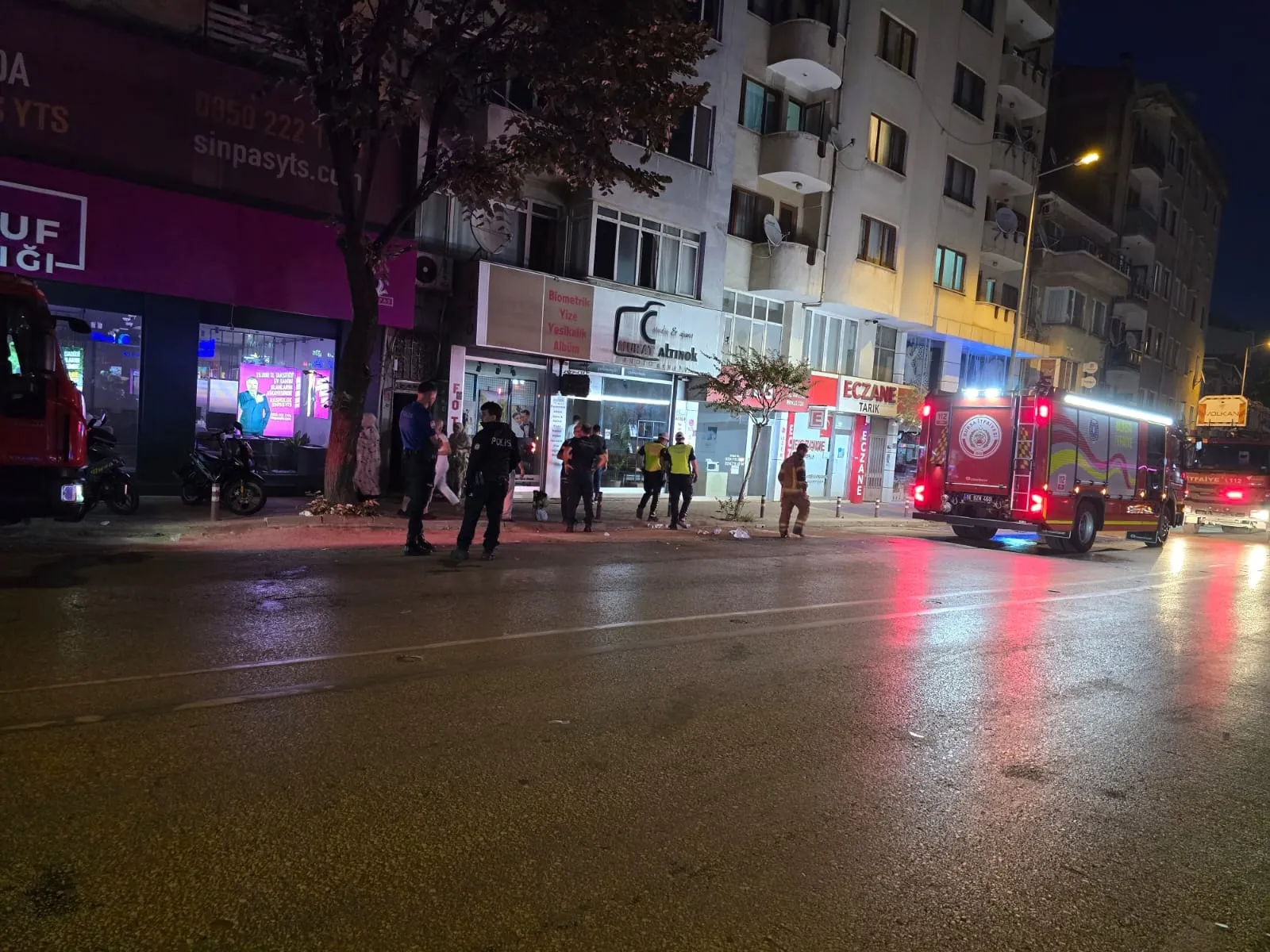 İnegöl'de geri dönüşüm deposunda yangın, apartmanı duman sardı