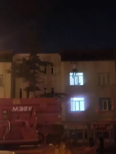 Aksaray'da çatıdan eve girmeye çalışan gencin düşüş anı kamerada