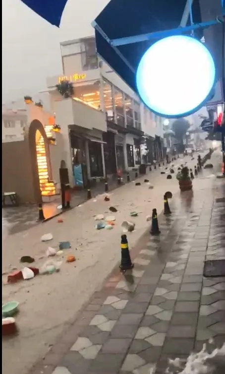 Artvin'de aniden bastıran sağanak hayatı felç etti: Yollar göle döndü