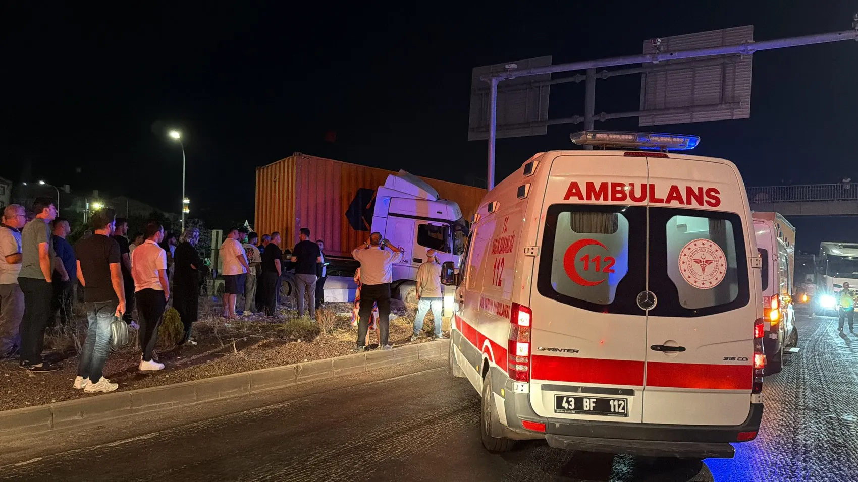 TIR refüje çıktı, sürücü sıkıştı, itfaiye seferber oldu