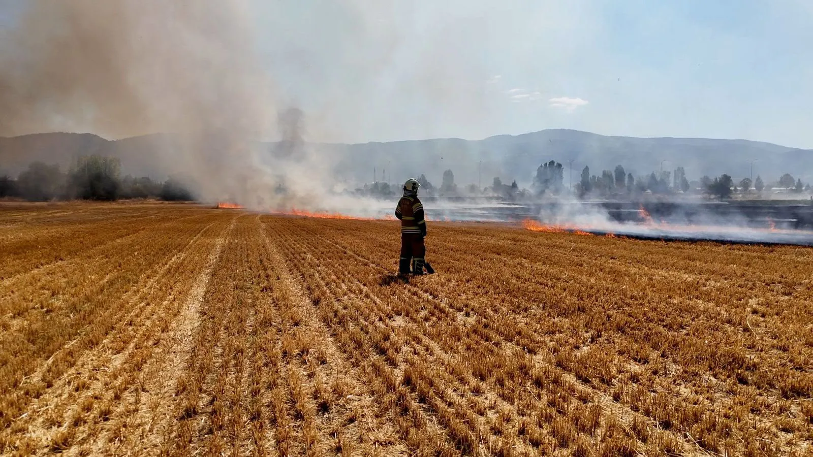Kütahya kara yolunda anız yangını paniği